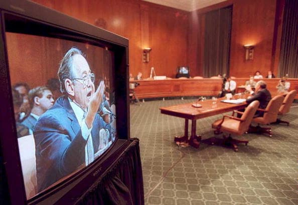 Элвин Тоффлер (иллюстрация © J. DAVID AKE/AFP/Getty Images)