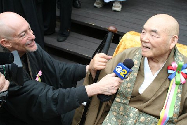 Шинзен Янг переводит Сасаки Роси на праздновании 100-летнего юбилея учителя.