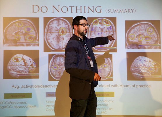 Дэвид Ваго докладывает о результатах своего исследования на конференции Buddhist Geeks.