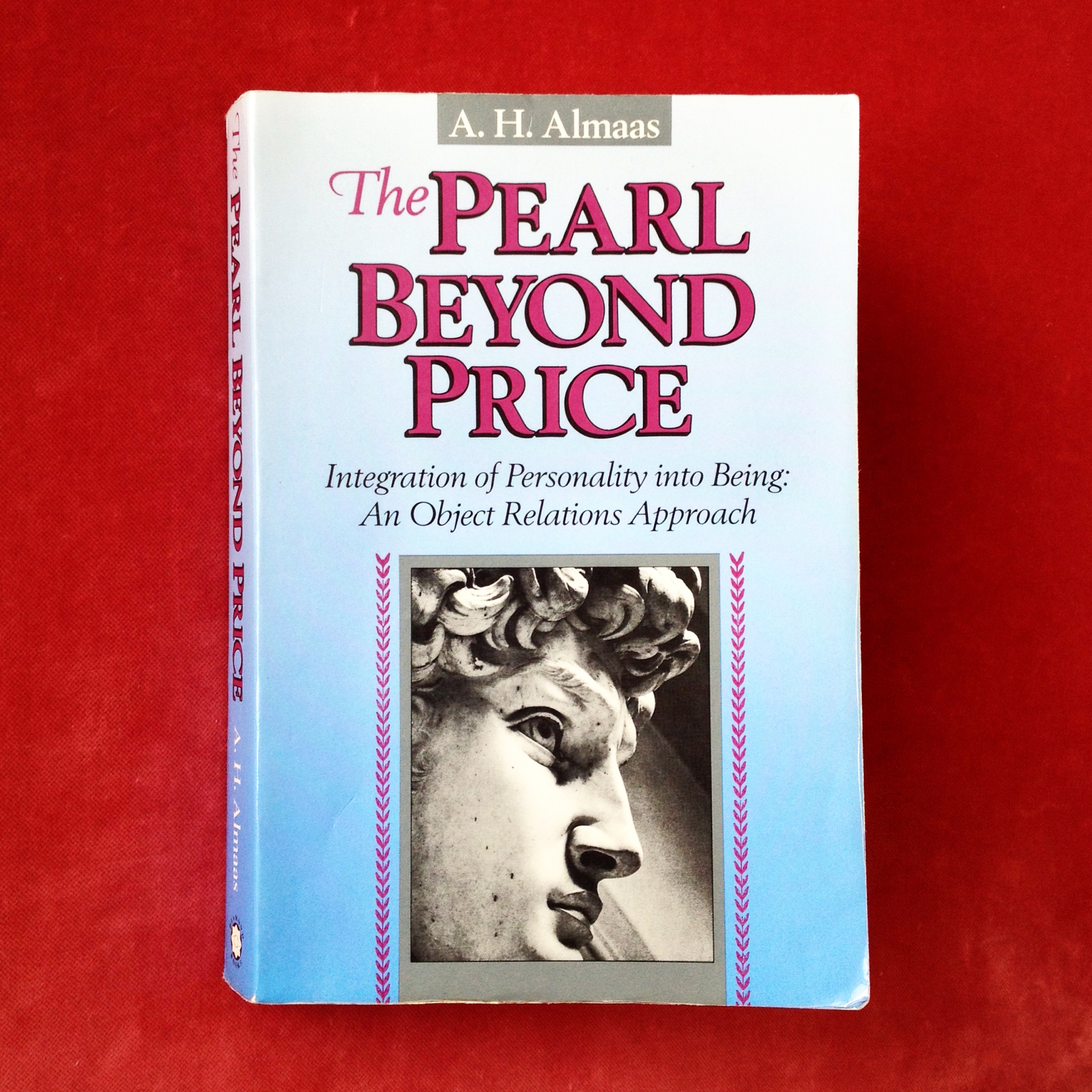 Фотография книги А. Х. Алмааса «Бесценная жемчужина» (The Pearl Beyond Price). Фото © Татьяна Парфёнова