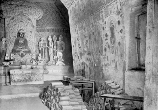 Дуньхуанская пещера. Фото 1907 г. Автор: Аурель Стайн. (Подробнее о фотографии см. в блоге Сэма ван Шайка «Early Tibet»)