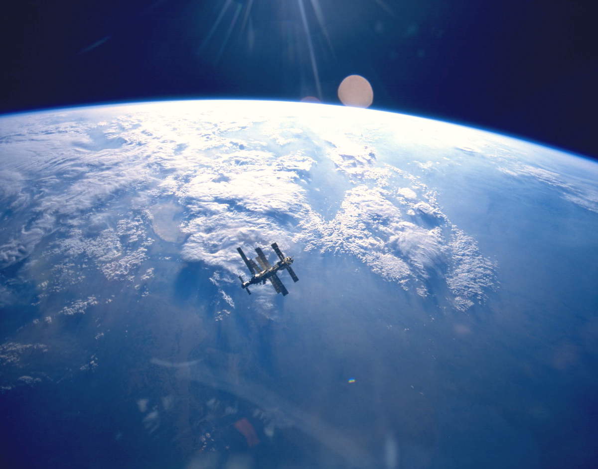 Earth_&_Mir_(STS-71)