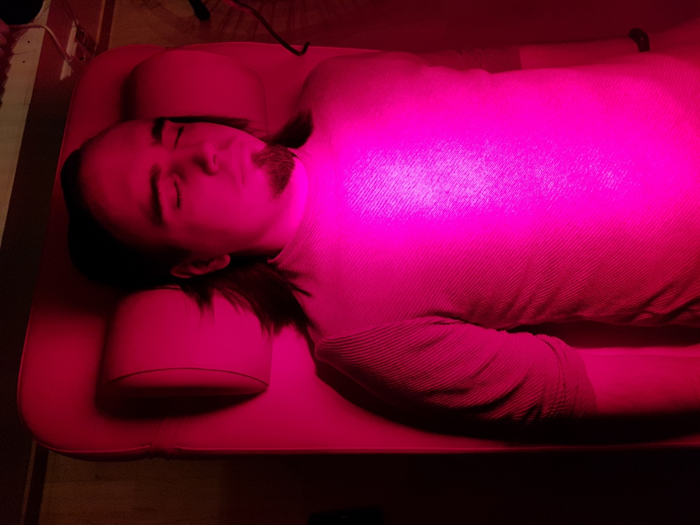 Евгений Пустошкин пробует «терапию красным светом» в Центре биохакеров (Хельсинки)